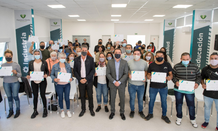 F. Varela: Andrés Watson entregó microcréditos para promover el progreso de emprendimientos